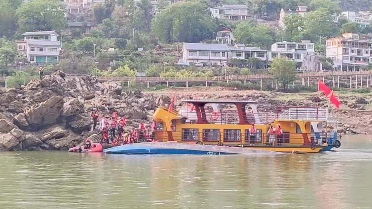 Tempestade%20vira%20barcos%20tur%C3%ADsticos%20na%20China%20e%20deixa%20nove%20mortos
