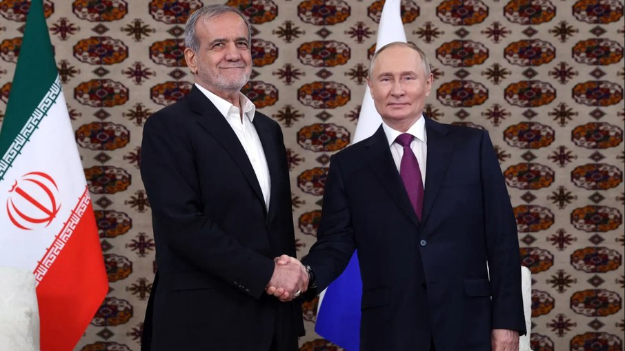 O presidente do Irã, Masoud Pezeshkian (esquerda) se encontrou com o presidente da Rússia, Vladimir Putin, em um fórum internacional no Turcomenistão