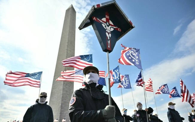 (Arquivo) Membros do grupo supremacista branco Patriot Front participam da manifestação contra o aborto