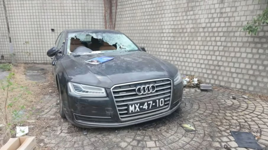 Carro abandonado em hotel de Macau Carro abandonado em hotel de Macau