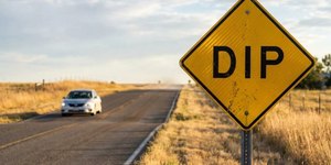 O que significa a placa de trânsito amarela com “DIP”?