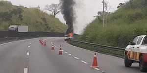 Carro pega fogo e trava trânsito na Dutra em Aparecida (SP)
