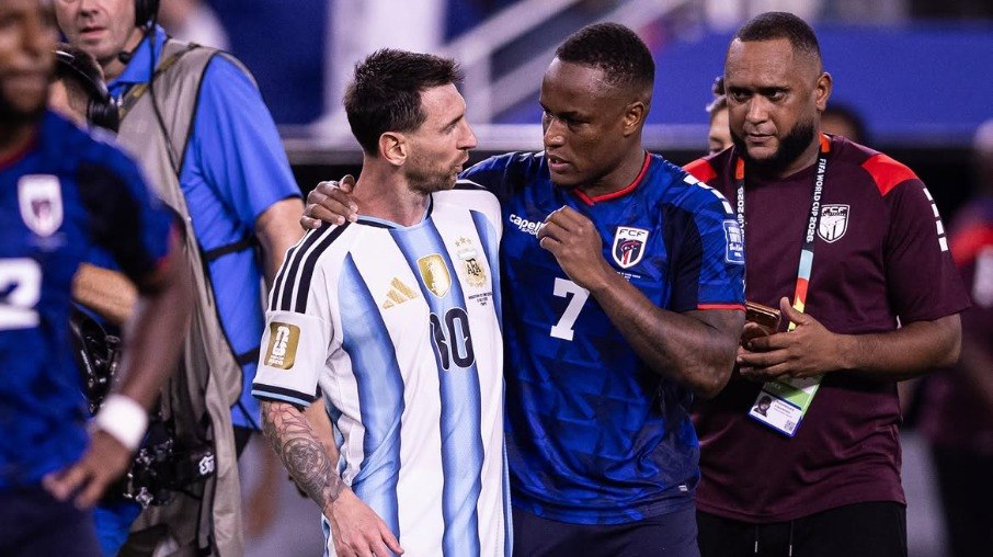 Jovane Cabral e Lionel Messi durante as 16 avos de final da Copa do Mundo Jovane Cabral e Lionel Messi durante as 16 avos de final da Copa do Mundo
