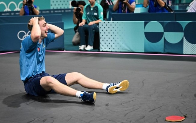 Sueco Truls Moregardh reage incrédulo após a vitória sobre o chinês Wang Chuqin no torneio olímpico de tênis de mesa dos Jogos de Paris Sueco Truls Moregardh reage incrédulo após a vitória sobre o chinês Wang Chuqin no torneio olímpico de tênis de mesa dos Jogos de Paris