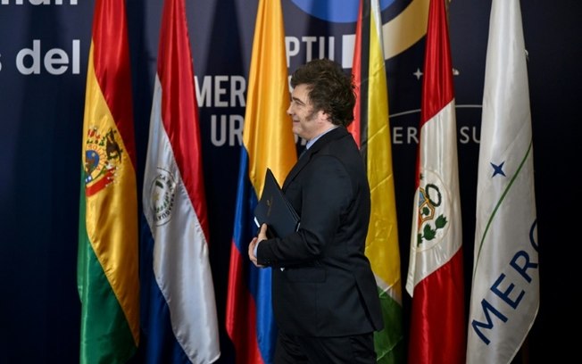 O presidente da Argentina, Javier Milei, chega à 65ª Cúpula do Mercosul em Montevidéu, em 7 de dezembro de 2024