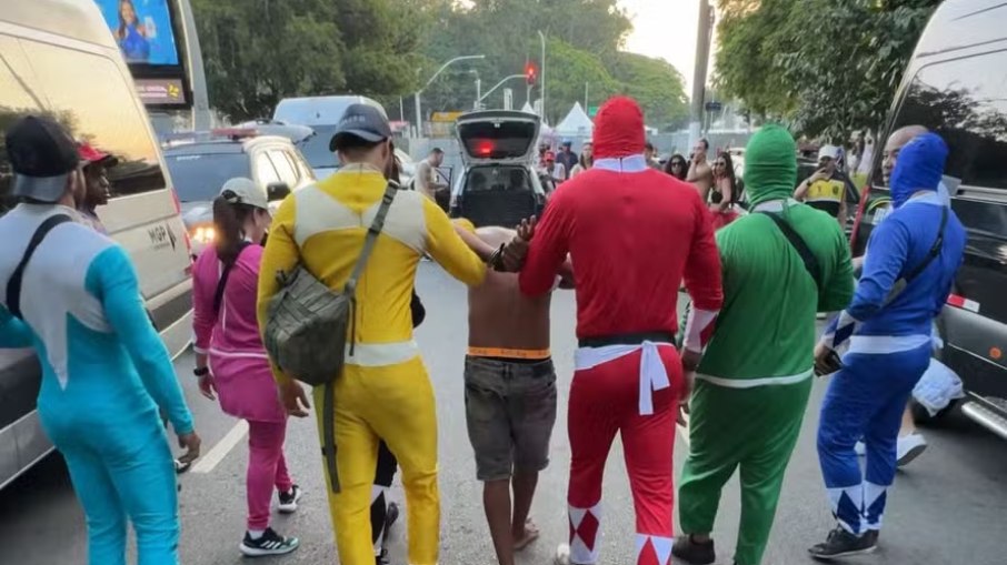 Policiais civis capturaram suspeito em bloco de Carnaval Policiais civis capturaram suspeito em bloco de Carnaval