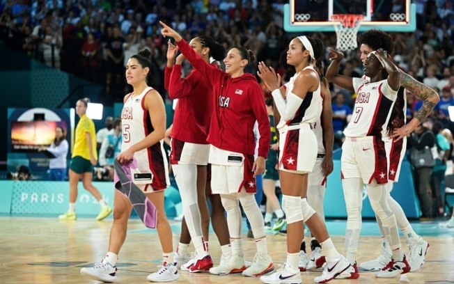As jogadoras dos Estados Unidos comemoram a vitória contra a Austrália nas semifinais do torneio olímpico de basquete, no dia 9 de agosto, em Paris. As jogadoras dos Estados Unidos comemoram a vitória contra a Austrália nas semifinais do torneio olímpico de basquete, no dia 9 de agosto, em Paris.