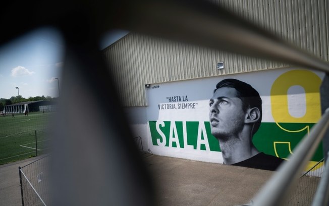 Mural do artista Gabriel Griffa em homenagem ao falecido jogador argentino Emiliano Sala, fotografado em Carquefou, na França, em 26 de abril de 2022