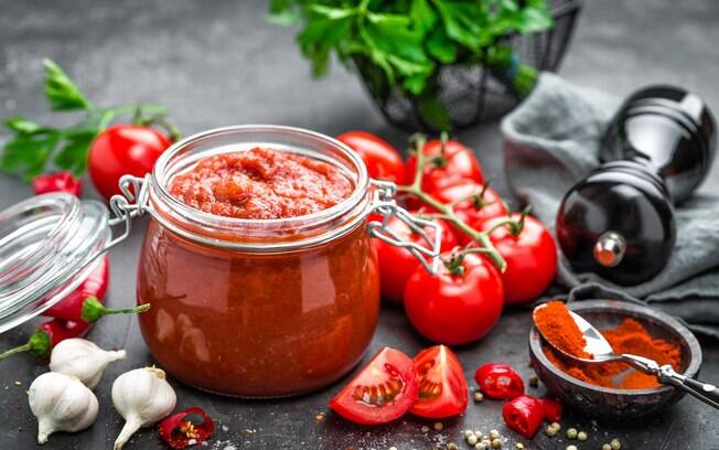 Segundo o chef, o molho de tomate caseiro pode ser congelado em sacos plásticos por, aproximadamente, três meses