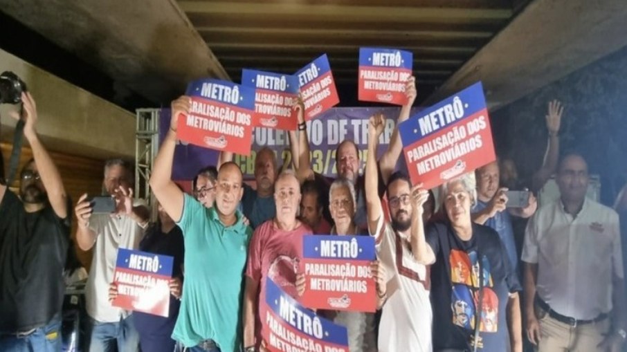 Metroviários entram em greve no Recife