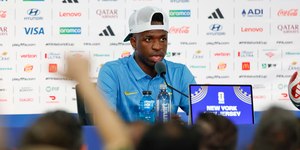 Após polêmica com Vini Jr. e Hakimi, FIFA libera uso de espanhol