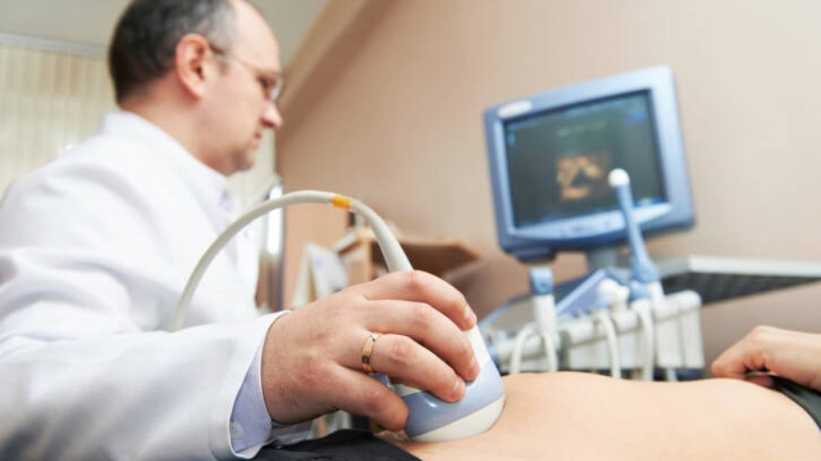 Médico realiza ultrasom em mulher durante gestação