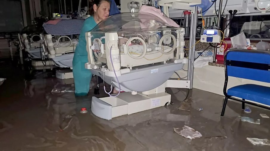 Hospital de Bahia Blanca alagado pelas chuvas das últimas horas Hospital de Bahia Blanca alagado pelas chuvas das últimas horas