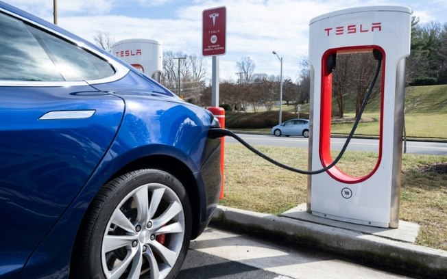 Um veículo elétrico sedan Tesla Model S, conectado a uma estação de recarga em Falls Church (Virgínia, EUA), em 13 de fevereiro de 2023