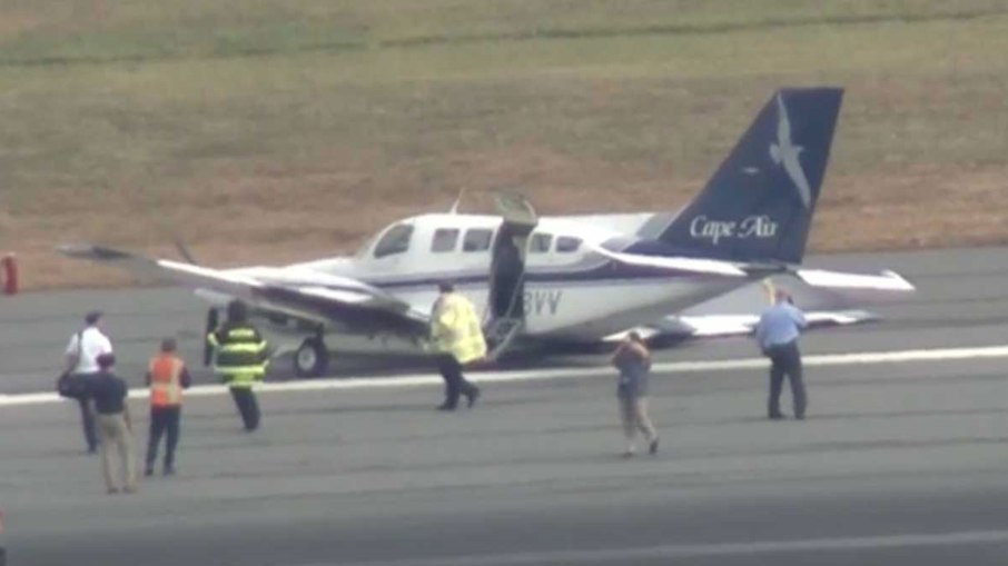 The plane lands with only one of the 3 landing gears working.