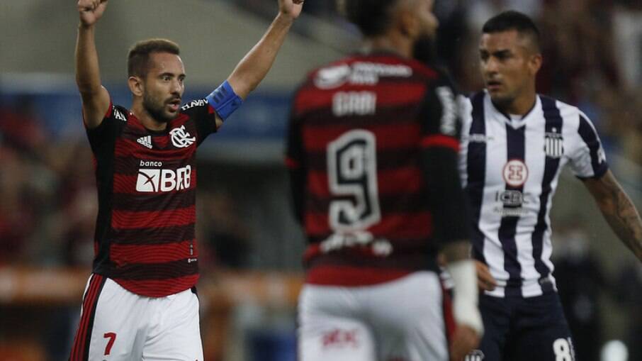Flamengo vence o Talleres jogando no Maracanã