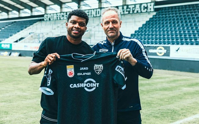 Lincoln, à esquerda, com a camisa do SCR Altach