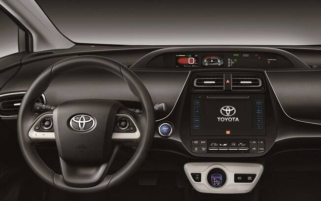 O sistema híbrido mostrado no painel: o Prius é inteligente e utiliza o motor a combustão ou elétrico automaticamente