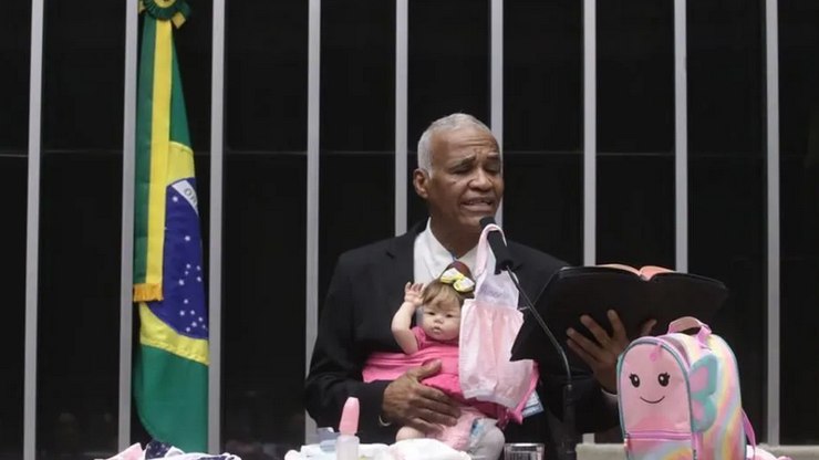 Deputado%20discursa%20com%20beb%C3%AA%20reborn%20e%20b%C3%ADblia%20na%20m%C3%A3o
