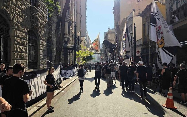 Torcedores do Corinthians se manifestam em frente ao Ministério Público de São Paulo