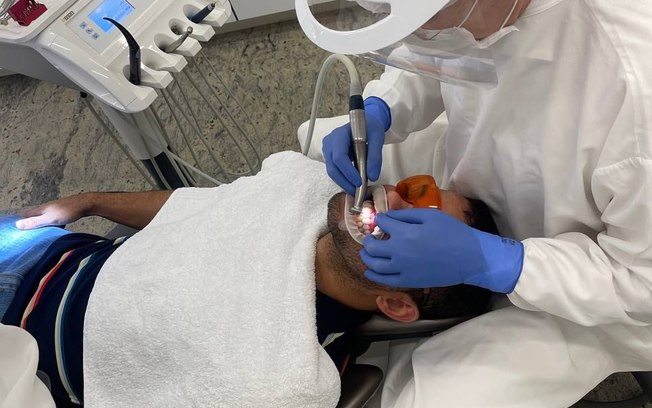 Facetas e coroas de porcelana revitalizam a estética dental