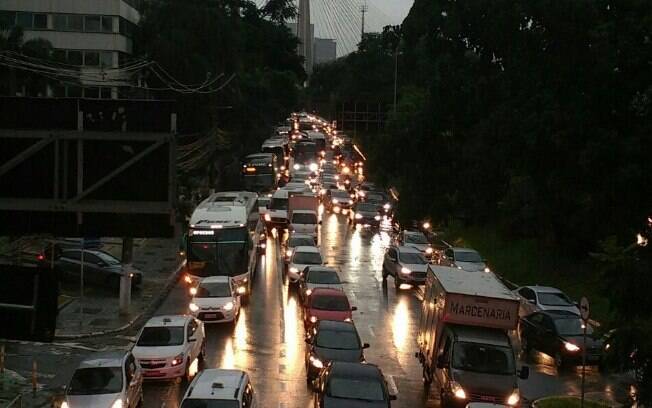 Moradores da cidade de São Paulo perdem cerca de 2h43 por dia no trânsito, segundo pesquisa da Rede Nova São Paulo