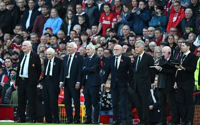 Lendas do City e do United que jogaram contra e a favor  de Bobby Charlton nos anos 60 foram as presenças mais ilustres da série de homenagens ao ícone do futebol, morto aos 86 anos em 21/10