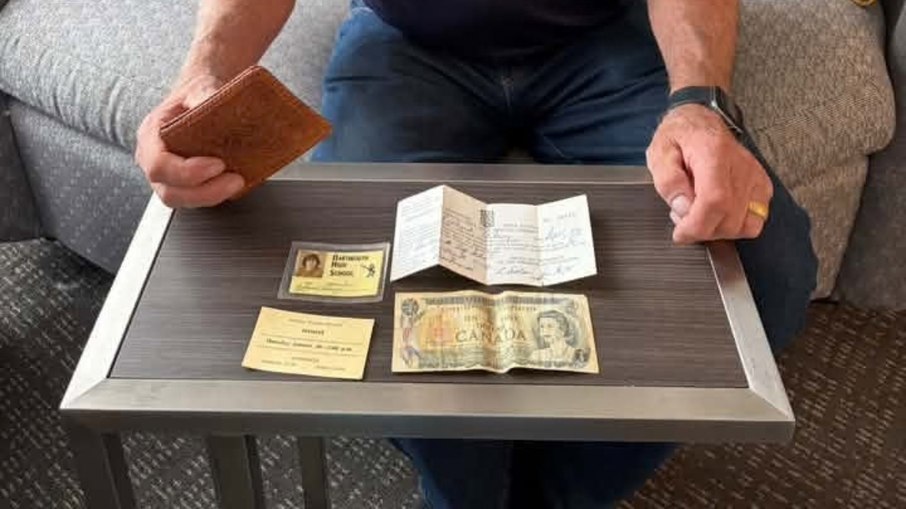 Foram achados uma nota de US$ 1, documentos e um ingresso para Hamlet na carteira