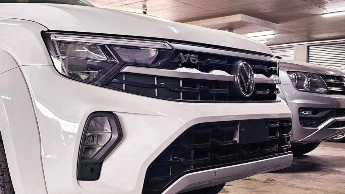 Amarok reestilizado ao lado do modelo anterior pré-facelift