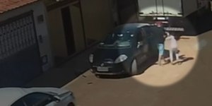 Homem invade casa da ex e leva filhas à força para carro