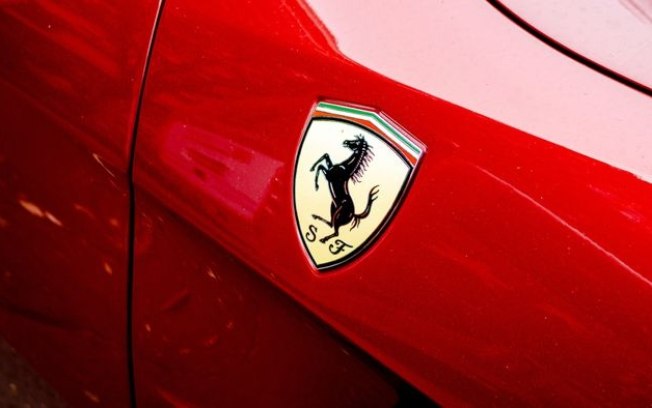 Ferrari bate recorde de vendas e tem lucro bilionário em 2023