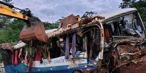 Universidade divulga nomes de vítimas de acidente de ônibus