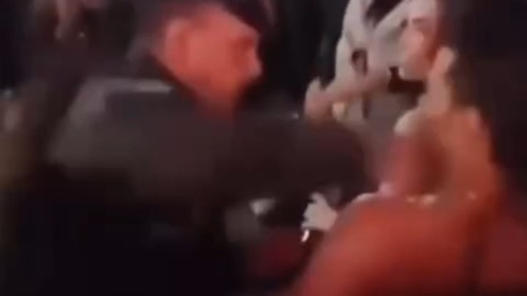 PM agride homem durante festa de São João em Campina Grande (PB)