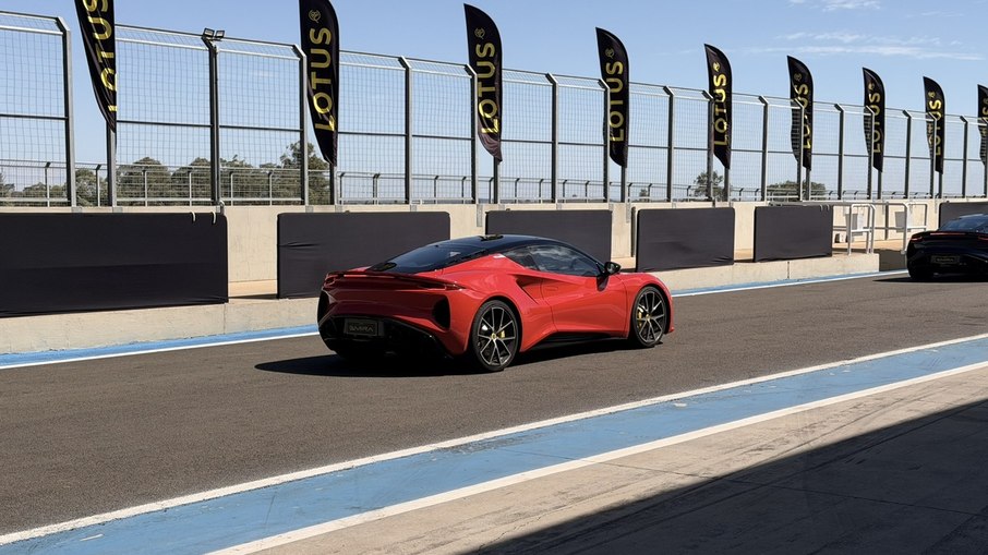 Emira preserva a receita clássica da Lotus com baixo peso, motor central e foco no comportamento dinâmico. Emira preserva a receita clássica da Lotus com baixo peso, motor central e foco no comportamento dinâmico.