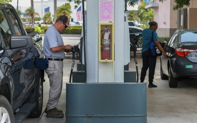 Consumidores abastecem em um posto de gasolina em Miami, Flórida, no dia 15 de maio de 2024