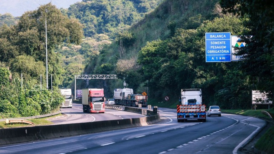 Trecho da Via Dutra (BR-116) na Serra das Araras em abril de 2024