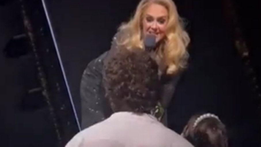 Adele aceitou ser madrinha de casamento de um casal brasileiro durante show em Vegas