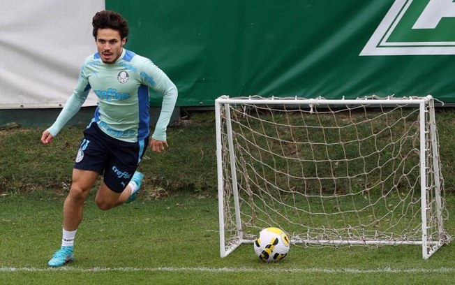 Recuperando de contusão, Raphael Veiga inicia transição para o campo no Palmeiras no dia do aniversário