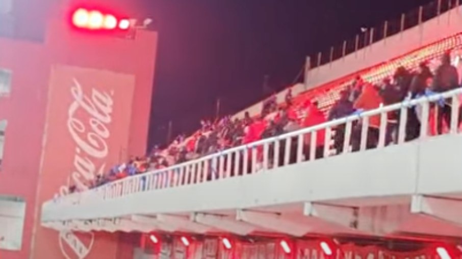 Torcedores da La U estavam na arquibancada superior, invadida por torcedores do Independiente