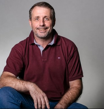 Colunista do iG, Vitor Guedes é jornalista diplomado, pós-graduado em Português, Língua e Literatura, ZL, pai do Basílio e equilibrado. Vitão também é colunista esportivo, professor universitário e tem uma carreira construída ao longo de décadas no jornalismo brasileiro, onde passou por importantes veículos de comunicação, como LANCE!, Agora São Paulo, UOL, BandNews FM, Bandsports,SporTV e outros e deu aulas na UNG e na Faculdade Cásper Líbero. Ao longo da carreira, participou da cobertura de Copas do Mundo, Mundial de Clubes e de grandes competições nacionais e internacionais.     É conhecido pelo estilo irreverente, pela opinião contundente e pelo bom humor, características que marcaram sua trajetória à frente de colunas de conteúdo esportivo.