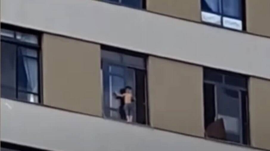 Menino de 9 anos anda no parapeito da janela em Campo Grande