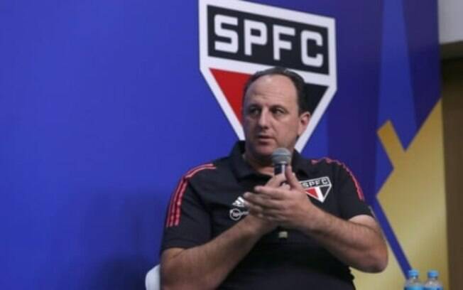 Rogério Ceni exalta entrega dos jogadores do São Paulo: 'Maneira profissional'