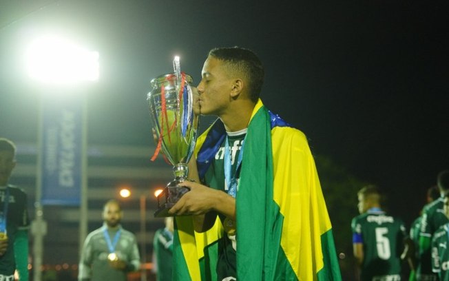 'Chama as Crias'! Autor de gol em final, Fernandinho celebra título da Liberta Sub-14 pelo Palmeiras