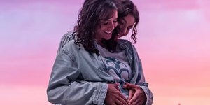 Bruna Marquezine surge em foto romântica com Alanis Guillen