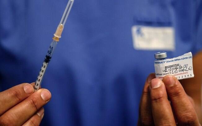 EUA avaliam aplicar meia dose da vacina da Moderna para acelerar imunização