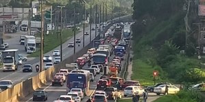 Ônibus e caminhão batem e causam lentidão na Dutra