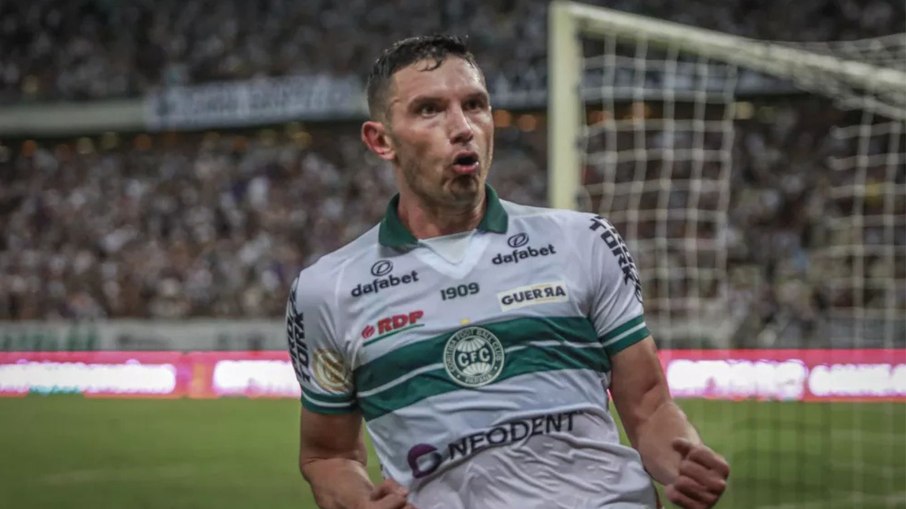 Em solo brasileiro, o atacante teve uma curta passagem pelo Coritiba Em solo brasileiro, o atacante teve uma curta passagem pelo Coritiba