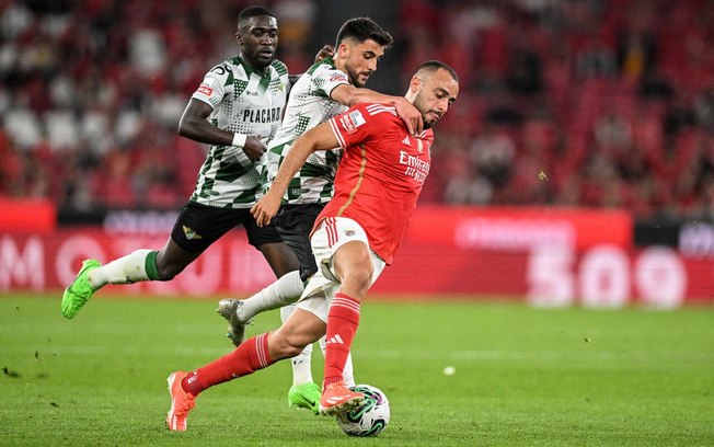 Jogadores de Moreirense e Benfica em disputa de bola no Português