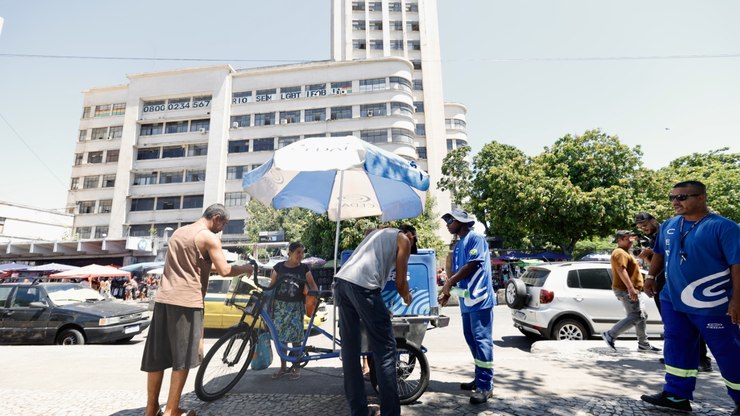 Onda%20de%20calor%20no%20Rio%20traz%20novos%20pontos%20de%20hidrata%C3%A7%C3%A3o%20para%20a%20popula%C3%A7%C3%A3o