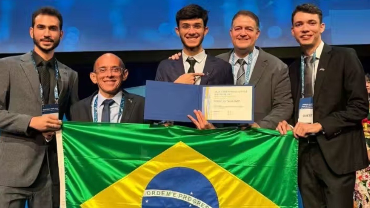 O jovem brasileiro Manoel Nunes ao receber o Prêmio Nobel de Jovem Ciência em Estocolmo, Suécia. 